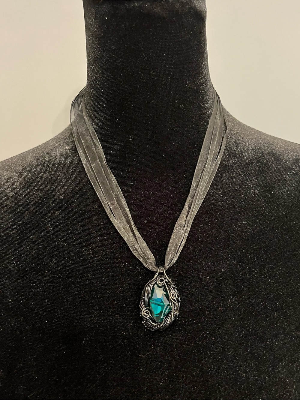 Handcrafted Adjustable Lace Necklace With Black Wire And Green Stone Pendant